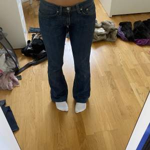 Supersnygga lågmidjade utsvängda jeans från Levis!! Färgen på jeansen ser ut som på första bilden och inte de andra två Innerbenslängd: 78cm midjemått: 77cm Skriv om du har några frågor🫶