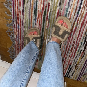 J.Lindeberg tofflor - Tofflor ifrån J.Lindeberg.  Väldigt sköna men kommer aldrig till använing.  Kanske haft dom 2-4 gånger!