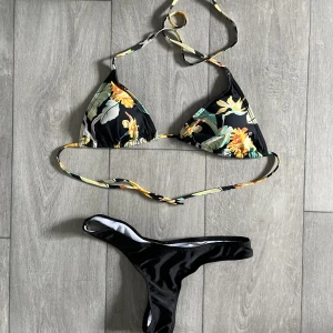 Bikini  - En super snygg bikini- överdelen är använd men inte underdelen(string)  De passar mellan S-M 36-38.  Bröst storlek skulle jag säga mellan 75C/D till 85C/D.  Fått så mycket komplimanger för överdelen ☺️.   Köpt i Spanien.  Köparen står för frakten! 