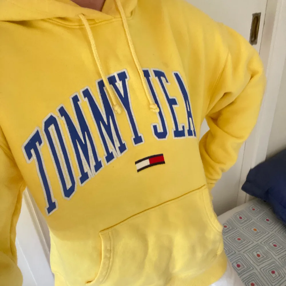 Tommy jeans stl hoodie stl Xs, men stor i storlek, motsvarar ca M.. Tröjor & Koftor.
