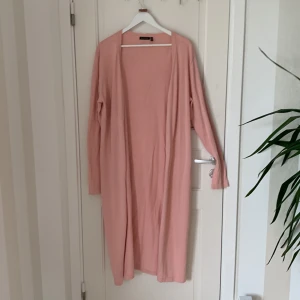 Lång kofta  - Lång rosa kofta som ny