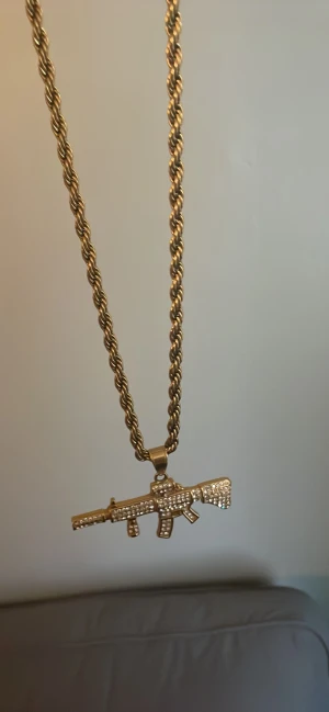 Guld klocka,armband,halsband - Hej allihopa, idag jag vill faktiskt sälja mina guld smycken ett guld halsband, ett guld armband och en guld klocka