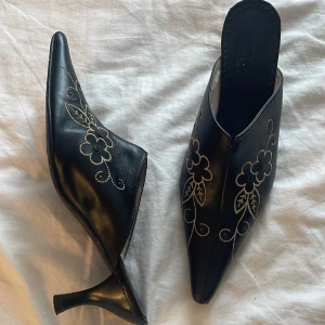 𝕂𝕚𝕥𝕥𝕖𝕟 𝕙𝕖𝕖𝕝𝕤 - Vintage kitten heels I storlek 36 men passar även 35. Köpta second hand! Väldigt unika skor som ser helt oanvända ut. Skriv till mig för fler bilder🫶🏻