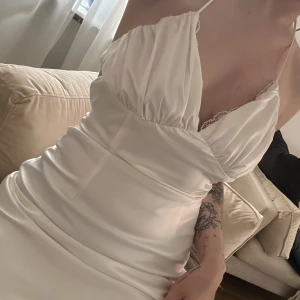 Tiger mist klänning  - Superfin satinklänning från Tiger Mist, ska egentligen vara en maxiklänning men jag klippte och sydde den kortare. Säljer då jag inte använder längre. Knyts i bak