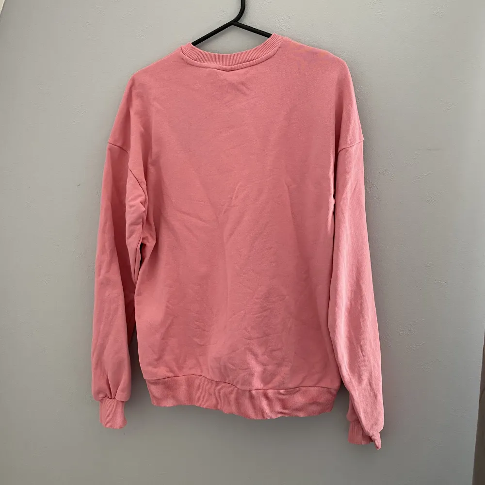 säljer denna fina rosa sweatshirt från junkyard i storlek S men den är unisex så passar mig med M💓 den är använd en del men har inga synliga defekter💓. Hoodies.