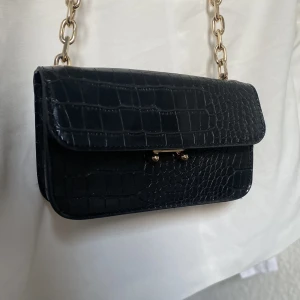 Väska - Säljer denhär snygga väskan som knappt används då det inte är min stil 