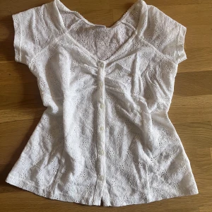 Vit sommartopp - Supersöt virkad/spetstopp i perfekt skick. Passar 38-40.