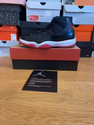 Jordan 11 bred - Säljer nu dessa Jordan 11 bred pga de är för små🔴⚫️använda väldigt få gånger. Storlek 43 skicka ett meddelande vid fler frågor eller bilder