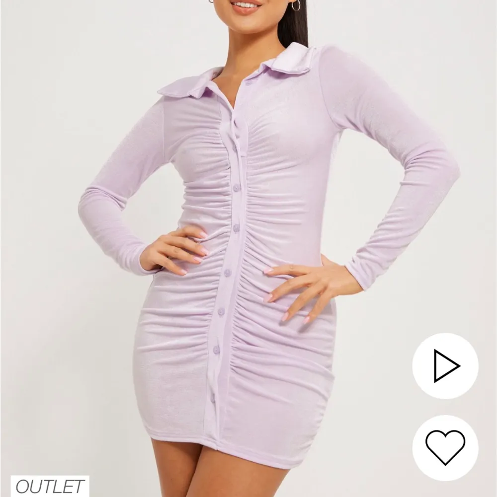 Lila klänning från Nelly, finns ej kvar på hemsidan. Använd 1 gång och säljer då den inte kommer till användning, är helt som ny. . Klänningar.