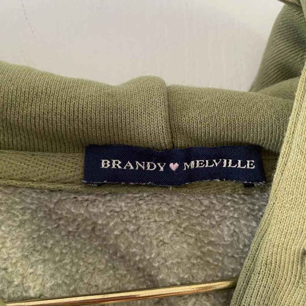 Säljer denna super sköna zip-up hoodien från Brandy Melville. Hoodien är köpt för 500kr på Brandy Melville hemsidan och passar alla storlekar upp till XL⭐️. Hoodies.