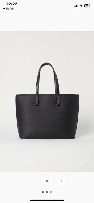 Väska - Säljer nu min hm väska därav att den inte kommer till användning. Perfket nu till skolstart💕 Väskan är i super bra skick, den är sällan använd! Hör av er vid fler bilder eller frågor. Nypris:300 säljer nu för 110 kr +frakt💕