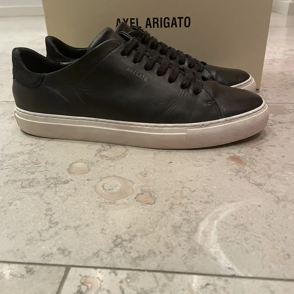 Svarta Arigato Clean 90 sneakers  Nypris: 2450kr Använda en del . Skor.