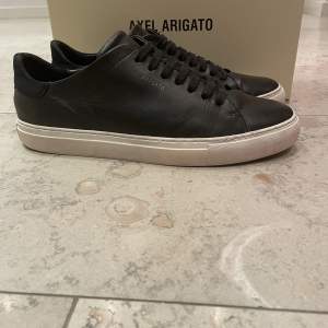 Svarta Arigato Clean 90 sneakers  Nypris: 2450kr Använda en del 