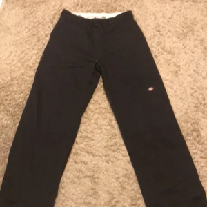Dickies dubble knee - Ett bar baggy dubble knees från dickies. Några små färg fläckar men annars är dem felfria. Köpta för några år sen för en 500 hundrig om jag inte minns fel.