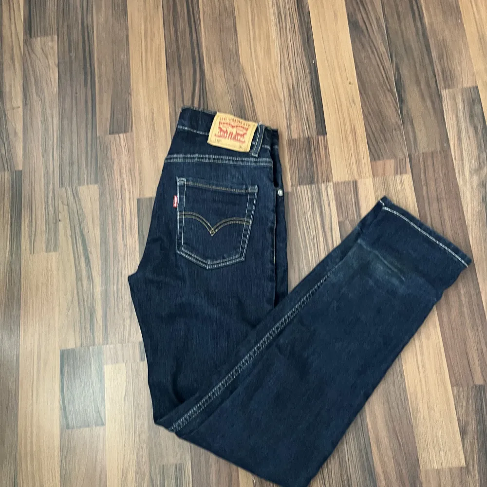Levis jeans i bra skick. Sälj pågrund av att den blivit för små.. Jeans & Byxor.