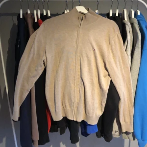 Tommy hilfiger zip up - Tjena säljer min Tommy hilfiger zip upp