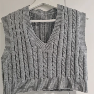 Stickadväst - Knappt använd