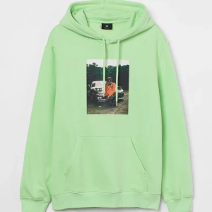 Oanvänd Hoodie storlek M - Färgen är som första bilden. 