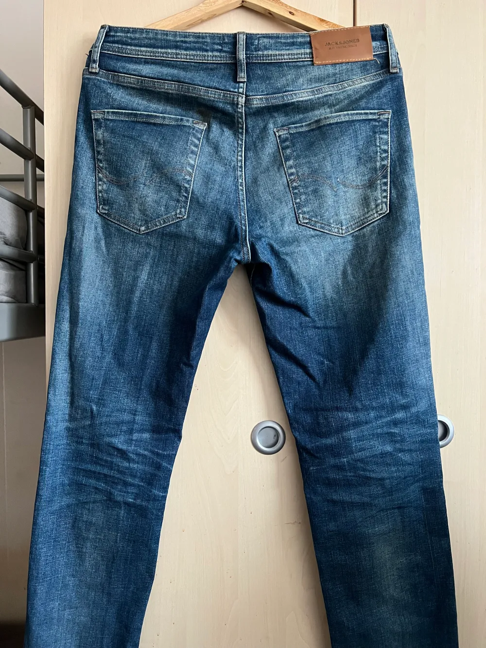 Hej jag säljer dessa snygga jeans pga dem inte passar mig längre. Dem är i storlek 30/34 och är använda ett fåtal gånger. Köptes för 749kr. Jeans & Byxor.
