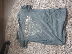 Rockig tröja - Säljer en jättesnygg tshirt som passar en lite "rockig" outfit🥰 säljer då jag aldrig någonsin har använt den så i nyskick🥰står ingen storlek i den, men passar mig dom har Xs-S, men skulle kunna passa M beroende på hur man vill att den ska sitta🥰