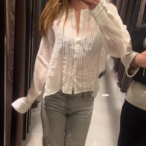 Blus - Världens finaste blus från zara i superfint skick. Älskar!!! Säljer då jag redan har så pass många blusar!❤️nypris 500kr