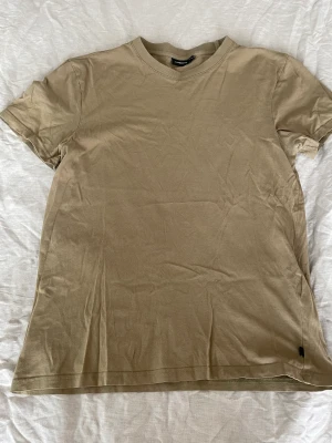 J.Lindeberg t-shirt i olivgrönt - Snygg JL t-shirt i fint skick 