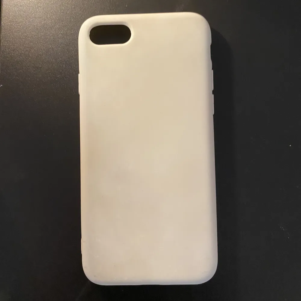 Ett vit mobilskal till en iPhone SE🤍. Övrigt.