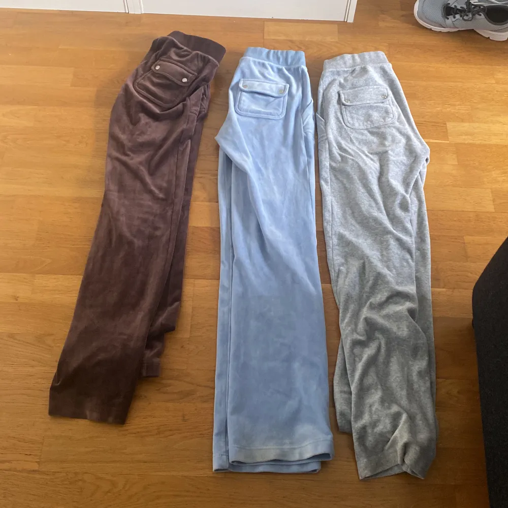 Endast gråa kvar!säljer gråa för 400 kr saknar  metalgrej storlek S!. Jeans & Byxor.