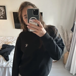Calvin Klein Sweatshirt - Säljer min svarta sweatshirt ifrån Calvin Klein, sparsamt använd. Mycket bra skick! Storlek S. Köpt för 999 kr, säljer för 200. 