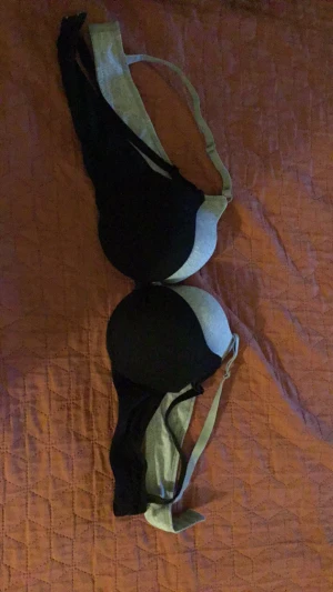 Bh - Säljer dessa 2 bh-ar då de är för små. Båda för 50. Det står att de är strl L men det känns verkligen inte som det. Skulle säga att det är strl S/XS dvs A/B cup. Aldrig använda, endast testat den svarta. ❗️FRI FRAKT!❗️