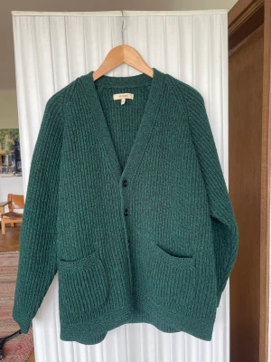 Whyred cardigan - Oversized Whyred kofta i tung fin ull kvalitet. Aldrig använd. Nypris 2000. Passar M.