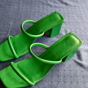 Superfina gröna sandaler med klack! Bara använda en gång så jag insåg att de var snäppet för små för mig. Strl 40