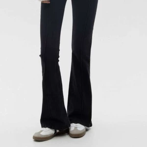 Pull&bear jeans  - Super snygga jeans med söm längst benet. Jag har sytt upp de ungefär 2cm då de är väldigt långa men jag behöll en del längd så de hänger precis över hälen (jag är 170cm). De har en liten skada på ena höften men det är tyg under så det syns inte. Np 350kr