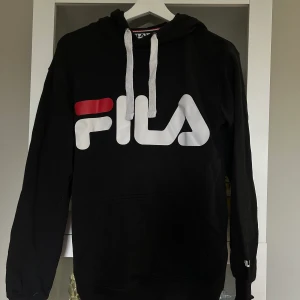 Fila hoodie - En svart fila hoodie med huva Sparsamt använd Storlek XS