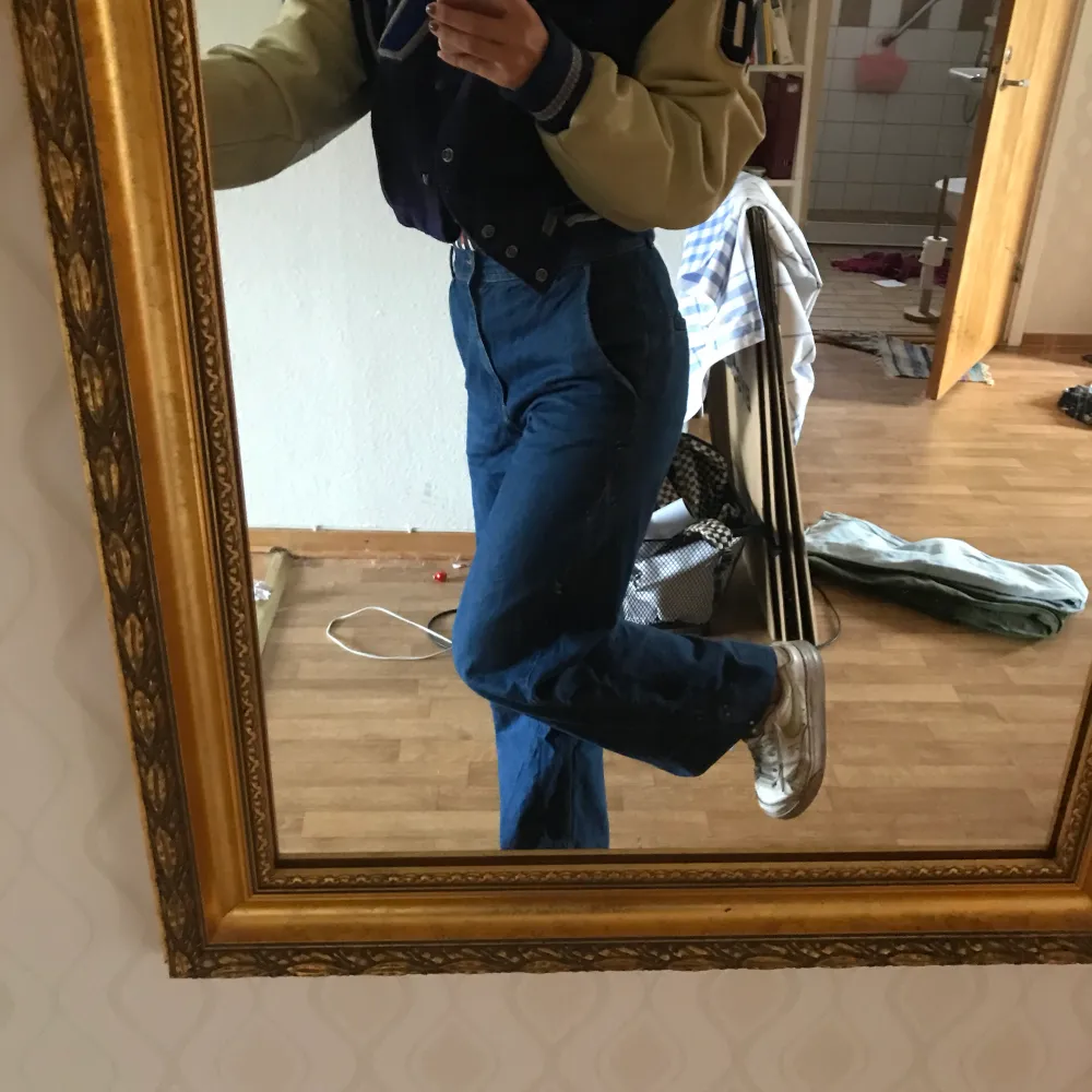 Säljer dessa coola jeans från WEEKDAY då de blivit förstora.   Storlek: 36  Köpare står själv för frakt :) . Jeans & Byxor.