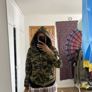 Bape hoodie - Bape hoodie köpt för ett tag sen men knappt använd. Skriv vid frågor!