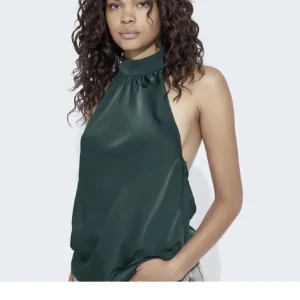 Satin topp från bikbok  - Säljer denna jätte fina satin topp från bikbok, köpt här på plick, den är i jätte bra skick! säljer eftersom den tyvärr va lite stor på mig💓Jag har endast testat den!💞