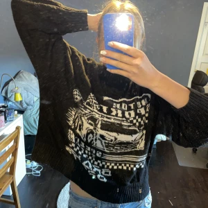 Crewneck tröja med logga - Svart crewneck från hm. Med en bil logga. 💞