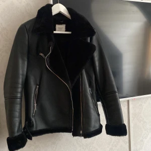 Vinter/höst jacka - Snygg skinnjacka som är riktigt varm och skön! Köpt för något år sedan men ser verkligen helt oanvänd ut  Strl 34 