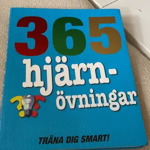 Utmana dig själv med 365 hjärnövningar. Gör en övning om dagen så märker du snart hur roligt det är att ha en vältränad, kvicktänkt hjärna.  Boken är full av kluriga och underhållande träningspass. Den dagliga uppgiften innehåller en gåta eller ett proble