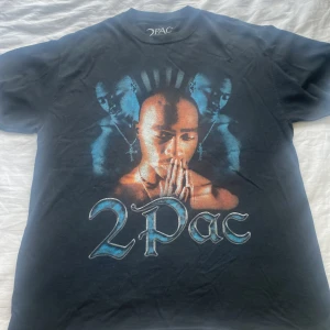 2pac tshirt - Oversized svart T-shirt med 2pac tryck från Urban outfitters. Knappt använd.