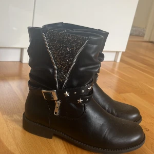 Boots - Ett par svarta och sparsamt använda skor som tyvärr blivit för små för mig.