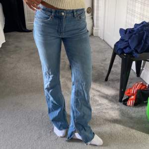 Så snygga jeans från mango med en mellanhög midja och slits! Storlek 34 men passar även 36 och s, jag är 164 cm lång. 