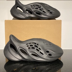 Foam runner - 💯Helt Ds onyx foam runners direkt från SC Hype ✅ låda och kvitto✅ ✅skriv för mer information 💯