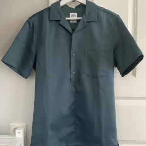 Kortärmad skjorta Zara - Grön kortärmad skjorta från Zara. Bra skick. Storlek S Köparen står för frakt🤝