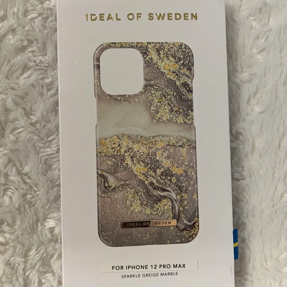 Säljer ett oanvänt mobilskal från Ideal of Sweden, med tillhörande kartong då jag råkat beställa till fel mobil 💖  Mobil: IPhone 12 Pro Max Färg: Sparkle Greige Marble  Ord pris 299 kr. Övrigt.