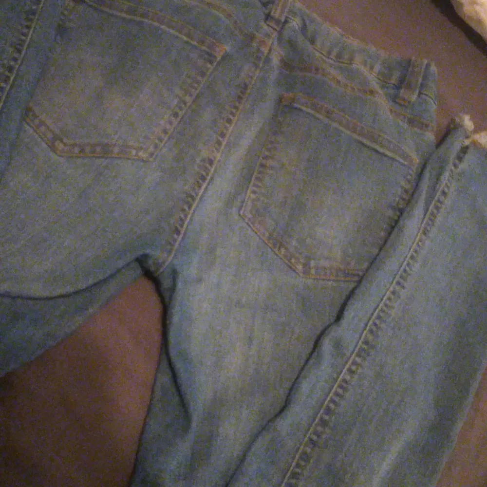 Högmidjade skinny jeans, bekväma att ha och jag har själv använt dem ett antal gånger, dem är sänder vid knäna bara, pris kan diskuteras . Jeans & Byxor.