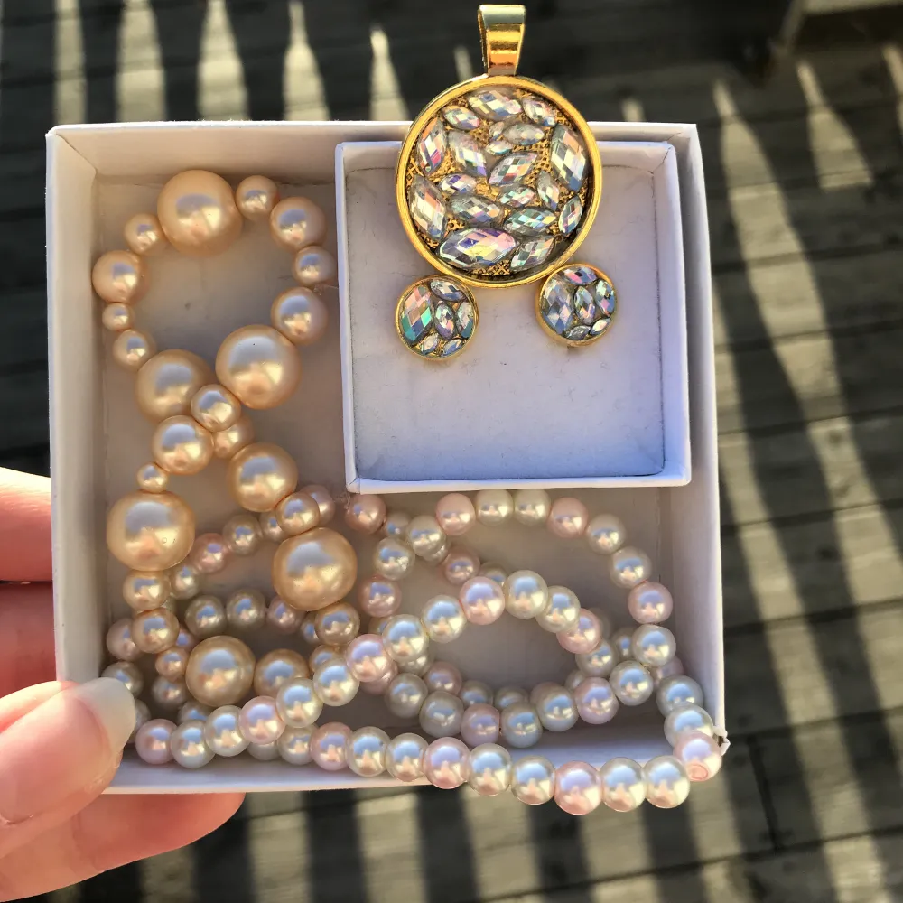 Vackert pärlhalsband gjort av vita och rosa pärlor. Handgjort och nytt. Kontakta gärna vid frågor, köpare står för frakt.  Har också andra smycken på min profil.. Accessoarer.