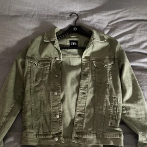 Jacka - Säljer denna vår/höst jacka från Zara då jag vuxit ur den. Jackan är i toppskick och i princip som ny. Vid visat intresse kan priset diskuteras. Hör av er vid eventuella frågor! :)