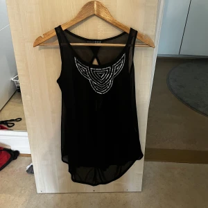 Tunn blus - Jättetunn tröja och genomskinlig behövs ett linne under, perfekt till sommaren och har även en lite öppen rygg